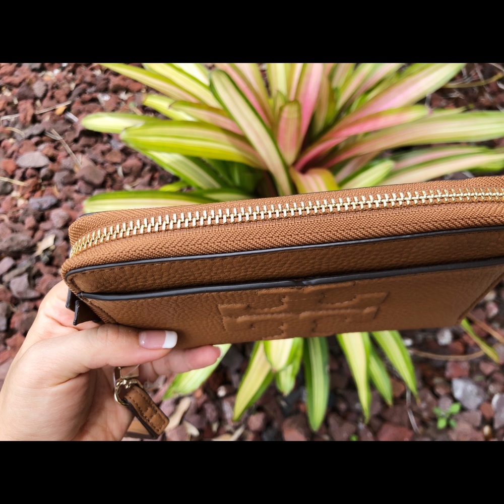 Gaby’sBags👜💕Tory BurchT Logo Phone Wristlet Bark - Picture 3 of 7